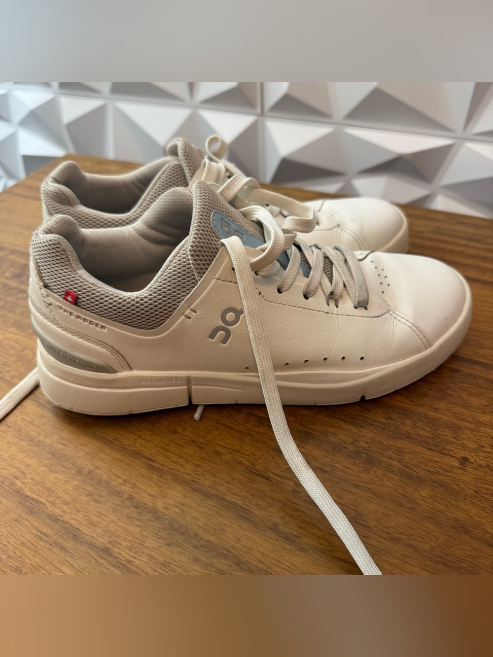 On Running On The Roger Advantage Women's Size 7